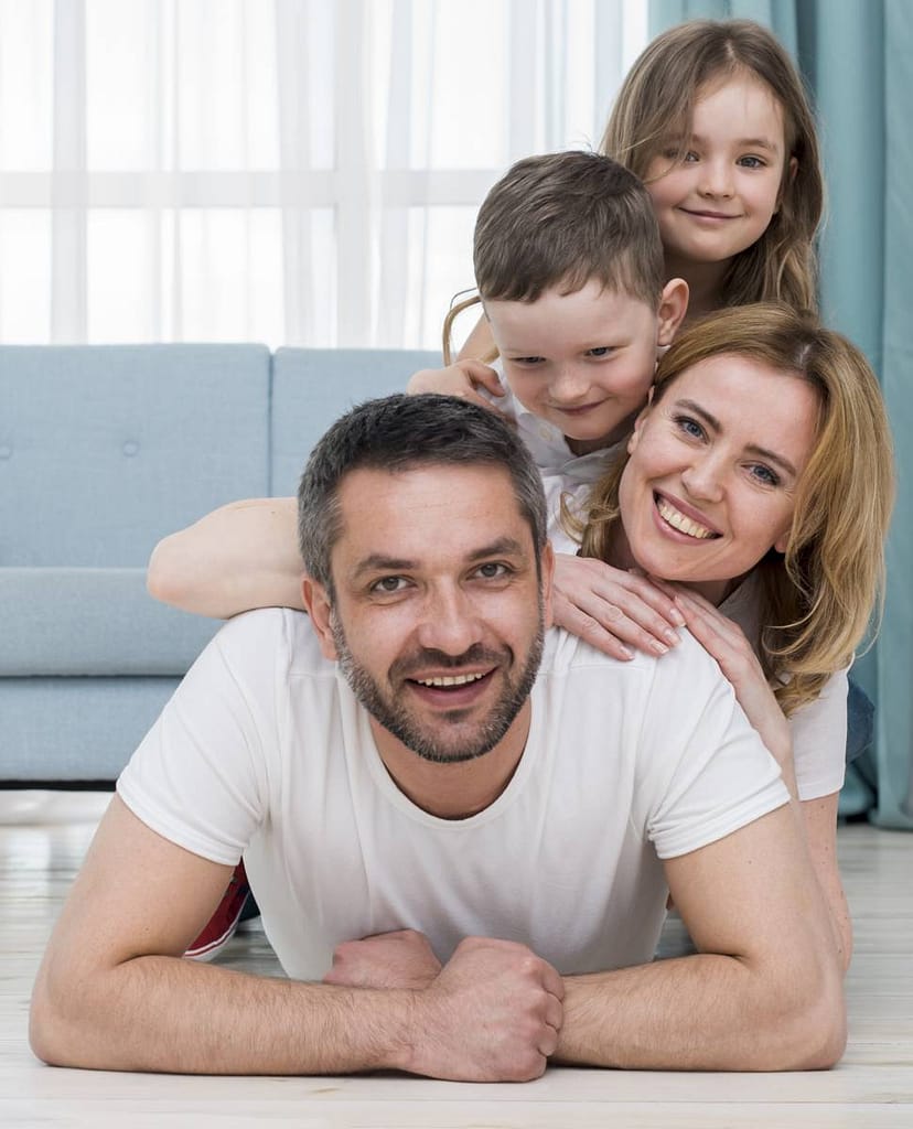 Glückliche Familie mit Smart Home