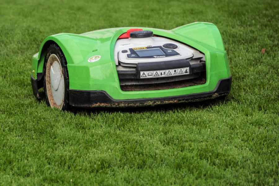 Smart Home gesteuerter Rasenmäher-Roboter
